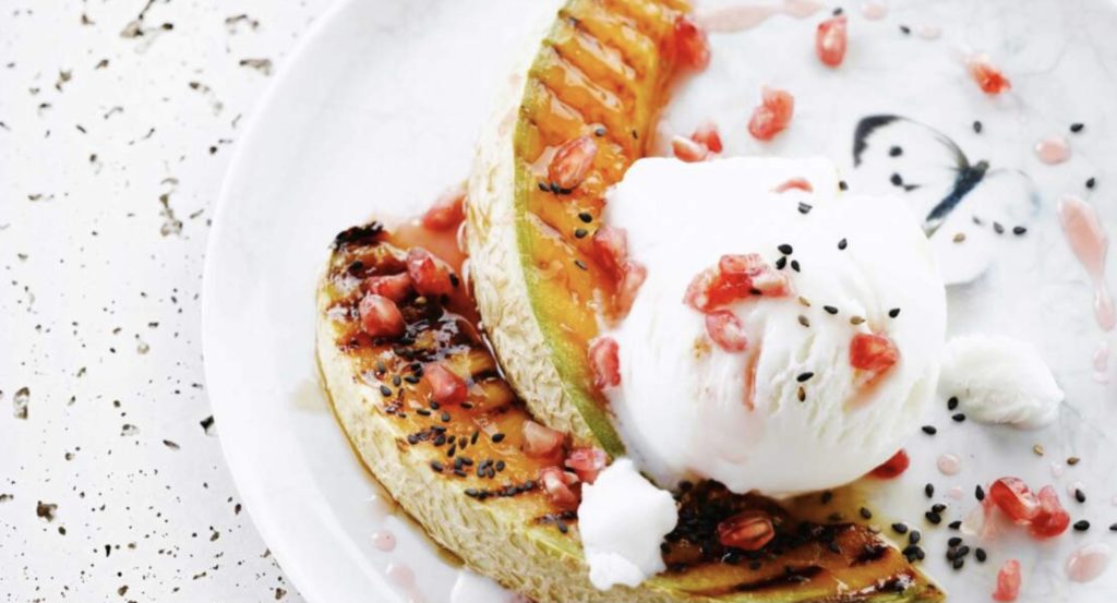 Melon grillé, glace au yaourt et sésame noir