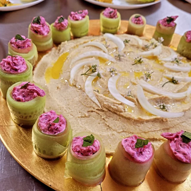 💒👰 Saison des EVG et EVJF activé 👌

Tzasiki de betterave 
Houmous chou fleur 
Poulet curry 
Riz au coco 

#evjf #cuisinedumonde #coursdecuisine #atelierscuisine #evjfmontpellier #montpellier