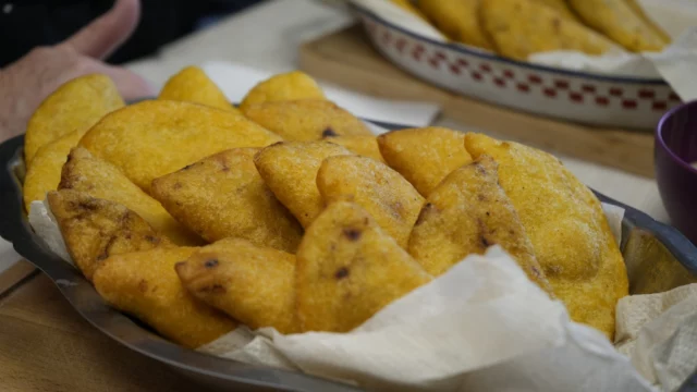Prépare-toi à plier, farcir et croustiller avec notre atelier spécial Empanadas maison ! 🥟🔥 Un vrai concentré de good vibes et de saveurs latines, parfait pour les parents solos, les teams batch cooking et tous ceux qui veulent ajouter une dose de soleil à leurs repas. On t’apprend à faire une pâte dorée à souhait, des farces ultra gourmandes (végé, viande, poisson… tu choisis !) et à créer un moment convivial, créatif et surtout… méga déculpabilisant en cuisine. Viens rouler ton bonheur, mordre dedans, et repartir avec plein d’idées à refaire à la maison ! 💃🌮 #EmpanadasTime #CuisineLatine #AtelierConvivial #ParentSoloEnCuisine #BatchCookingFun